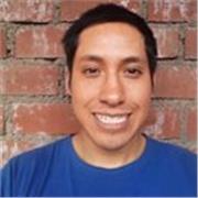 Universitario, imparte clases de historia a niños de primaria